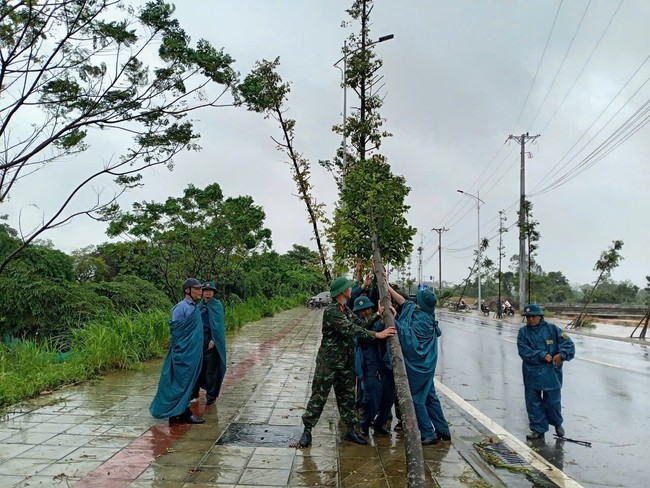 Cảnh báo lũ, nhanh chóng di dời người dân vùng thấp đến nơi an toàn - Ảnh 2.