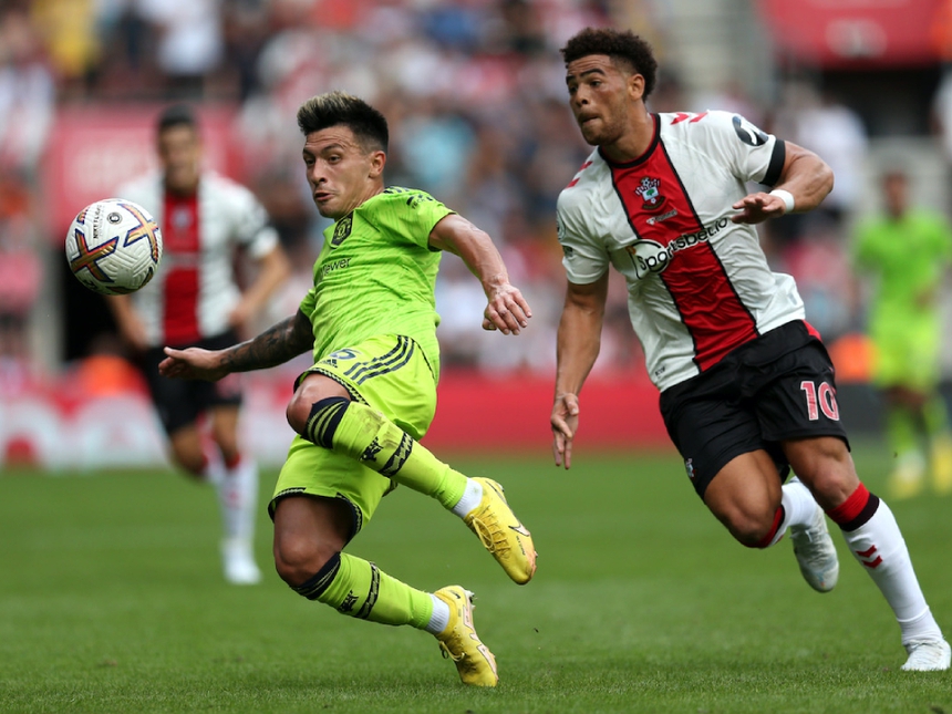 Lisandro Martinez (trái) đang cho thấy khả năng hòa nhập tốt với môi trường bóng đá Anh Lisandro Martinez (trái) đang cho thấy khả năng hòa nhập tốt với môi trường bóng đá Anh