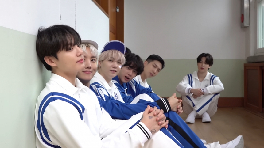 ARMY trầm trồ trước vẻ trẻ trung cực chất của Jungkook BTS - Ảnh 4.