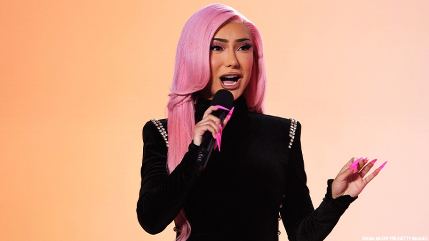 Phong cách gây tranh cãi của người mẫu gốc Việt vừa bị bắt - Ảnh 2. Phong cách gây tranh cãi của người mẫu gốc Việt vừa bị bắt - Ảnh 2.