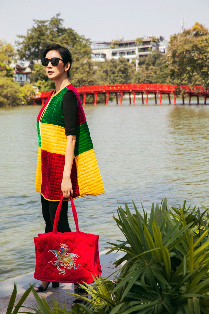 Xuân Lan cùng bé Thỏ diện áo chần bông ‘Dệt nắng đông’ của NTK Đức Hùng - Ảnh 13.