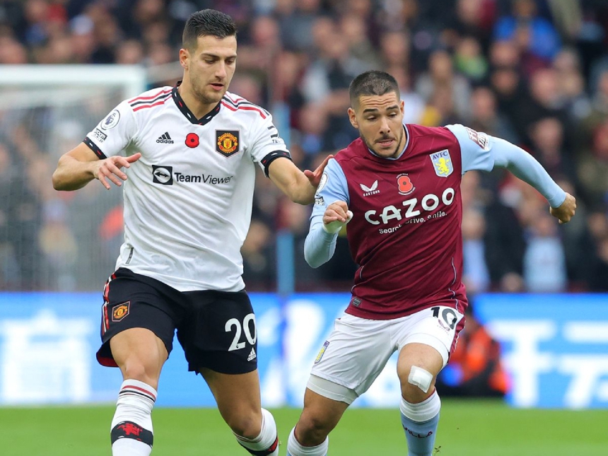 Diogo Dalot (trái) vẫn chưa thể khiến người hâm mộ Quỷ đỏ yên tâm