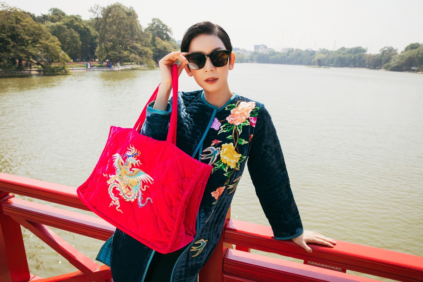 Xuân Lan cùng bé Thỏ diện áo chần bông ‘Dệt nắng đông’ của NTK Đức Hùng - Ảnh 2.