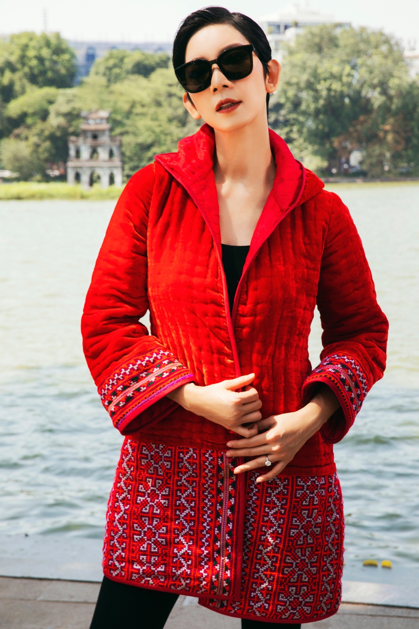 Xuân Lan cùng bé Thỏ diện áo chần bông ‘Dệt nắng đông’ của NTK Đức Hùng - Ảnh 16.