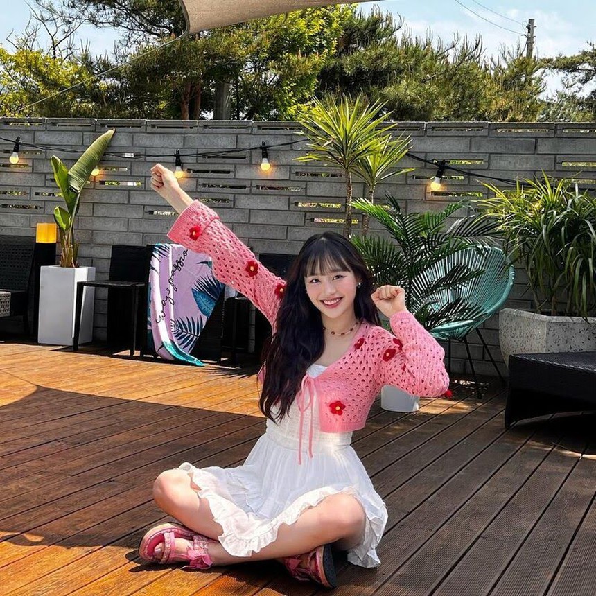 Đụng hàng mẫu váy, Jennie Blackpink và Chuu Loona ai nhỉnh hơn - Ảnh 2.