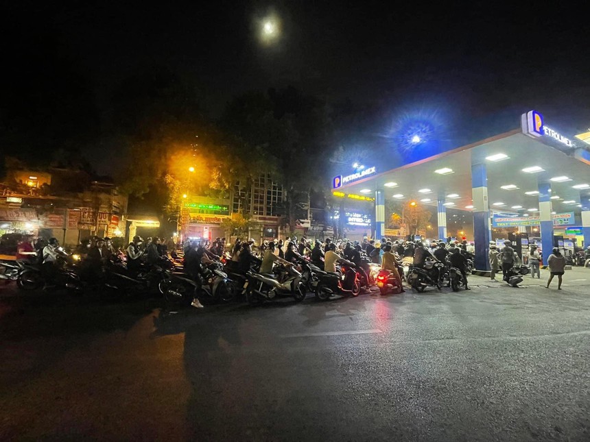 Giá xăng tăng hơn 1.100 đồng/lít; Một cuộc thi hoa hậu bị tố lừa đảo, bỏ rơi thí sinh - Ảnh 1. Giá xăng tăng hơn 1.100 đồng/lít; Một cuộc thi hoa hậu bị tố lừa đảo, bỏ rơi thí sinh - Ảnh 1.