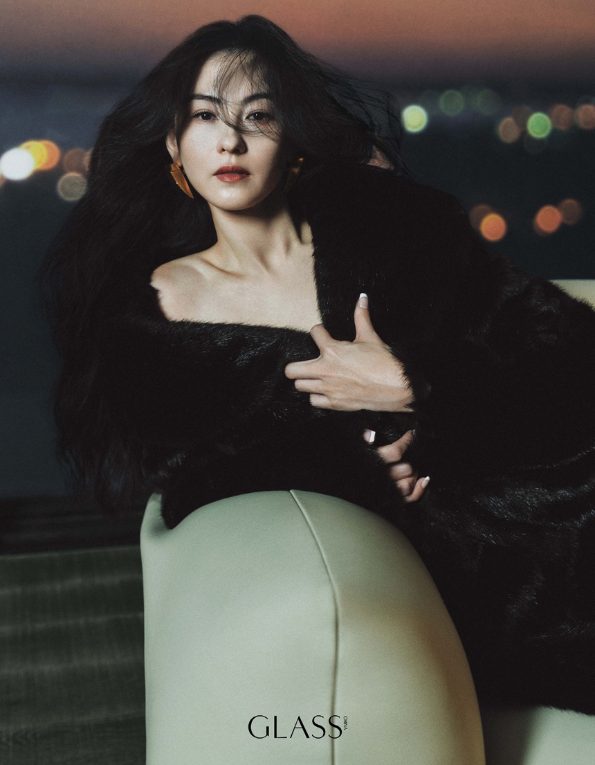 Trương Bá Chi đẹp ma mị trên bìa tạp chí GLASS tháng 11 - Ảnh 6.