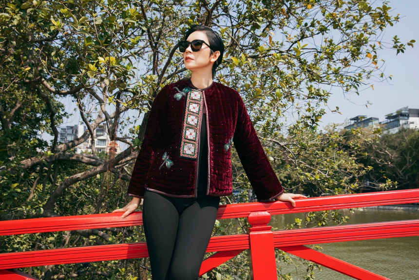 Xuân Lan cùng bé Thỏ diện áo chần bông ‘Dệt nắng đông’ của NTK Đức Hùng - Ảnh 3.