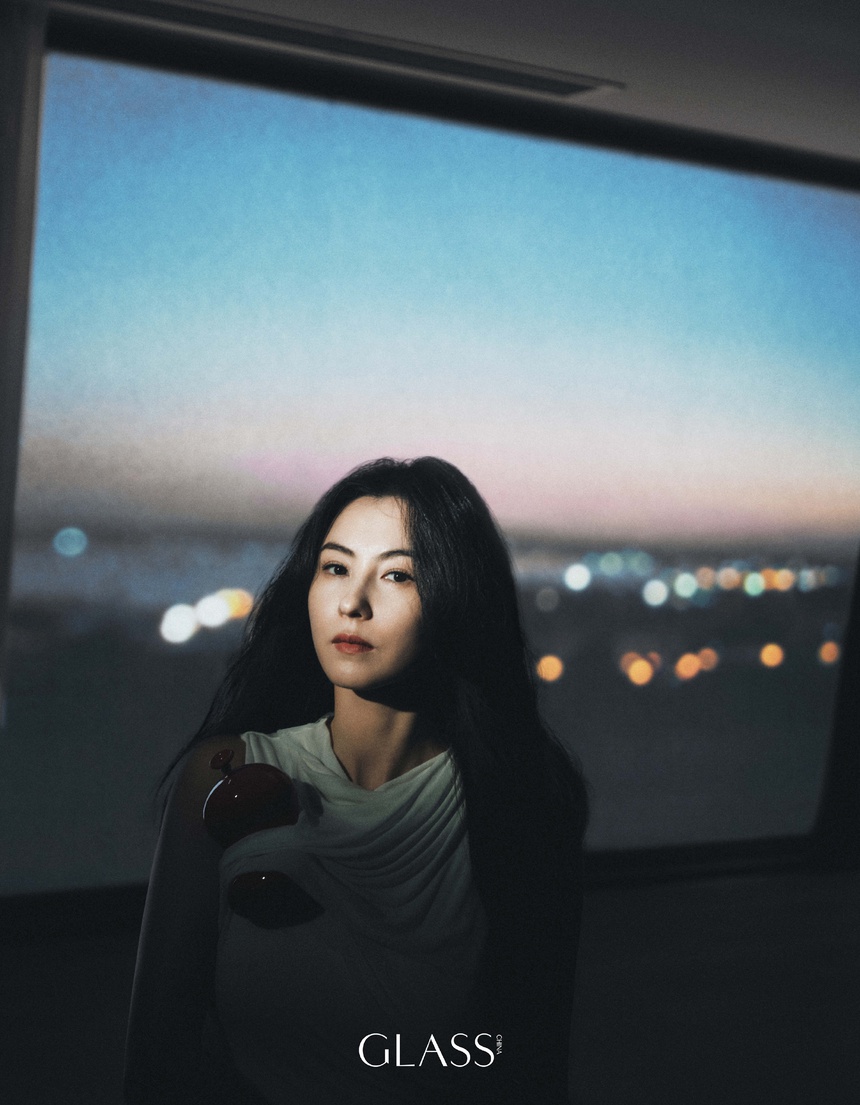 Trương Bá Chi đẹp ma mị trên bìa tạp chí GLASS tháng 11 - Ảnh 8.