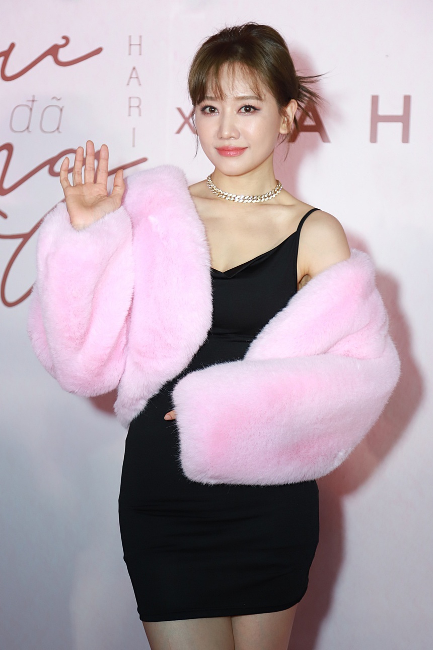 Vắng Trấn Thành, Hari Won bị Trúc Nhân 'hỏi khó' cảnh quay tình cảm với bạn diễn Hàn Quốc - Ảnh 2. Vắng Trấn Thành, Hari Won bị Trúc Nhân 'hỏi khó' cảnh quay tình cảm với bạn diễn Hàn Quốc - Ảnh 2.