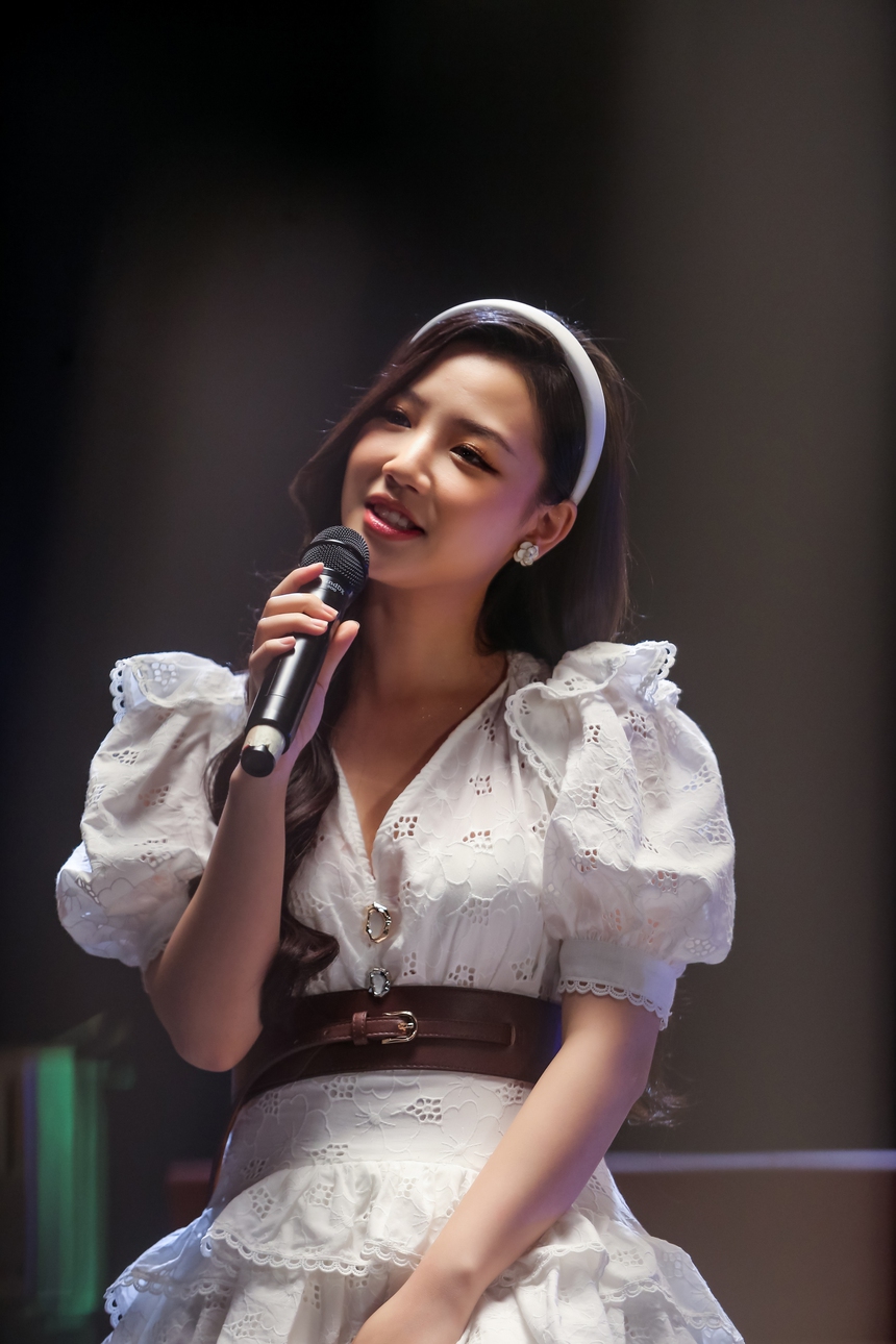 Hoàng Dũng, Amee và Grey D mang sức trẻ vào 'Em về tinh khôi' của diva Hà Trần - Ảnh 2.