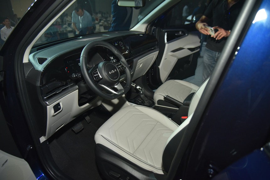Ra mắt Kia Carens 2023 tại Việt Nam: Giá từ 619 triệu, 7 phiên bản, lột xác làm khó 'vua doanh số' Xpander - Ảnh 6.