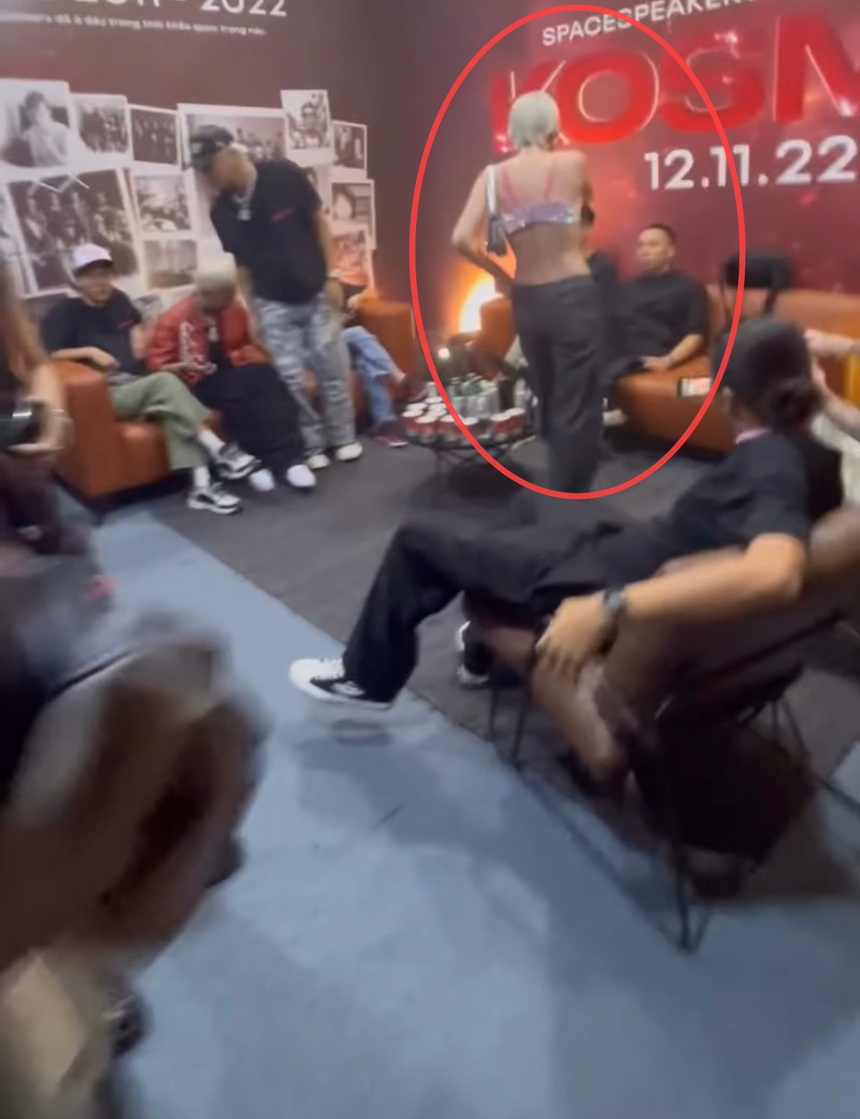 KOSMIK Live Concert chứng kiến màn hội ngộ loạt cặp đôi hot: Tóc Tiên tình cảm bên Hoàng Touliver, Châu Bùi vào tận hậu trường  - Ảnh 3.