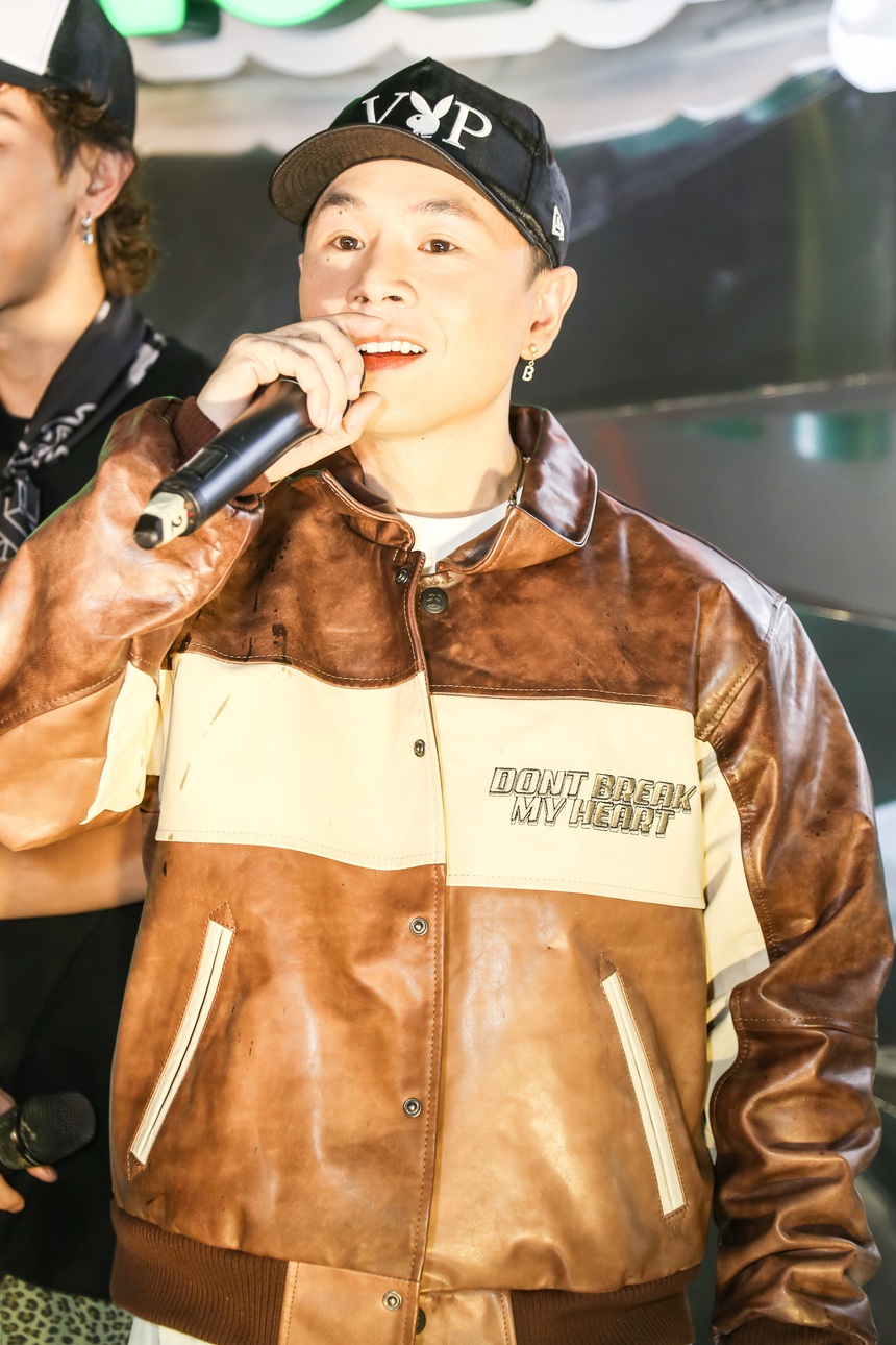 KOSMIK Live Concert chứng kiến màn hội ngộ loạt cặp đôi hot: Tóc Tiên tình cảm bên Hoàng Touliver, Châu Bùi vào tận hậu trường  - Ảnh 8.