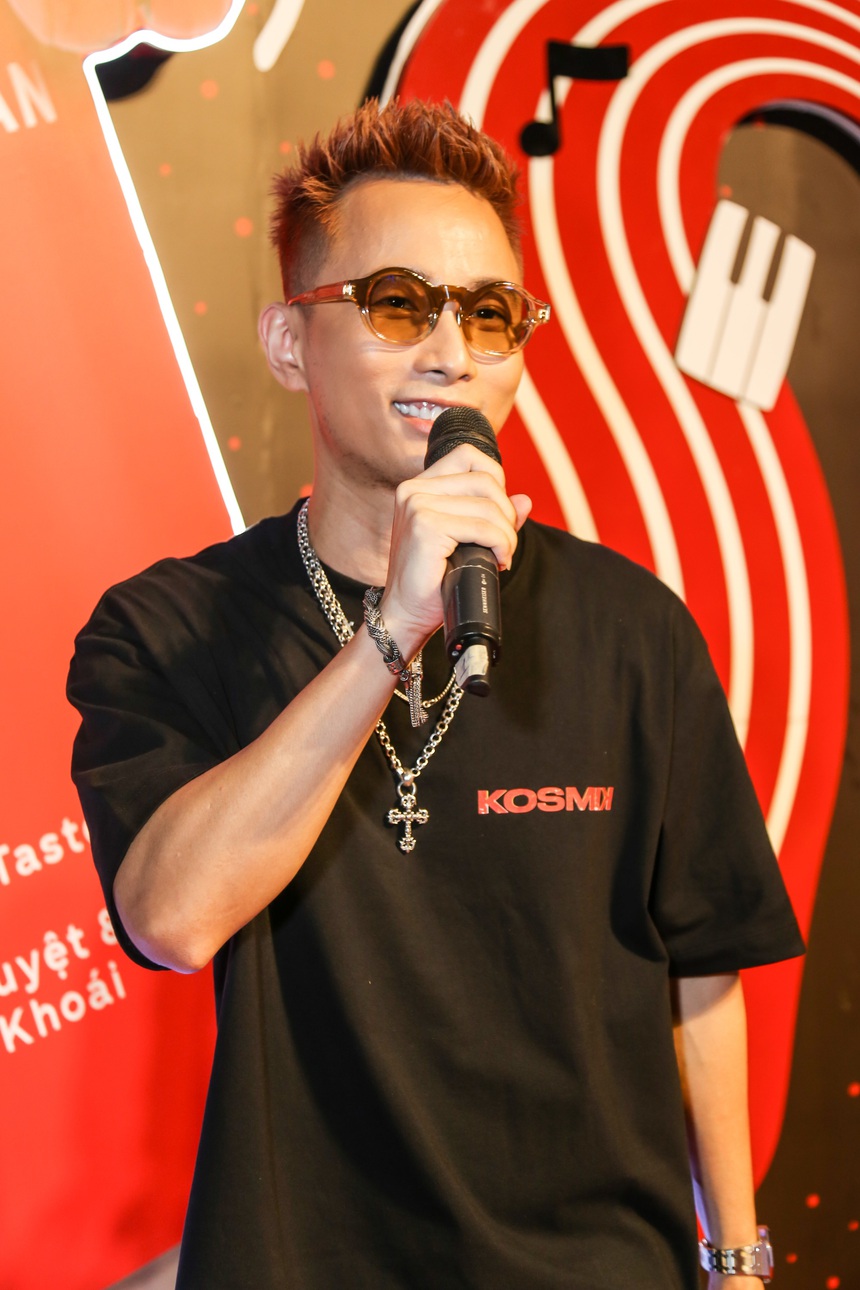 KOSMIK Live Concert chứng kiến màn hội ngộ loạt cặp đôi hot: Tóc Tiên tình cảm bên Hoàng Touliver, Châu Bùi vào tận hậu trường  - Ảnh 6.