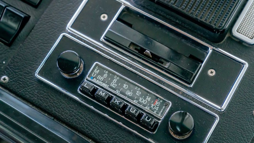 Sát giờ khởi tranh World Cup, Mercedes-Benz hé lộ chiếc xe từng đưa đón đội vô địch cách đây 48 năm - Ảnh 8.