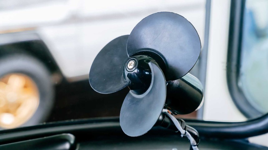 Sát giờ khởi tranh World Cup, Mercedes-Benz hé lộ chiếc xe từng đưa đón đội vô địch cách đây 48 năm - Ảnh 9.