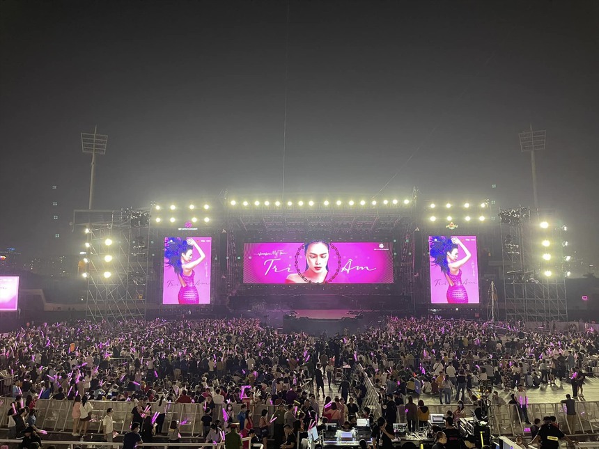 Khi các sao quỳ gối tri ân fan  - Ảnh 1.