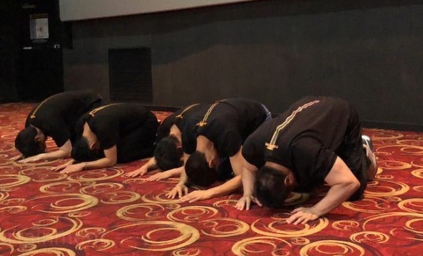 Khi các sao quỳ gối tri ân fan  - Ảnh 6.