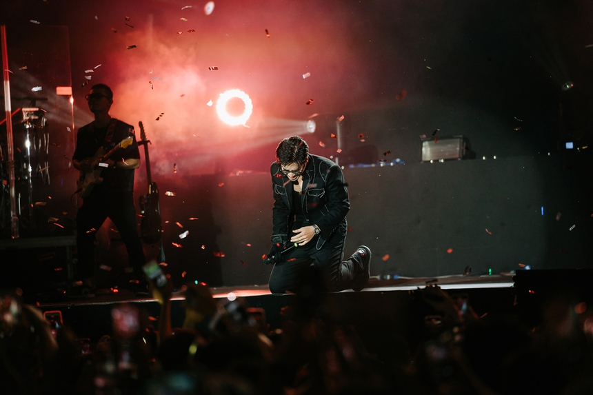 Khi các sao quỳ gối tri ân fan  - Ảnh 4.