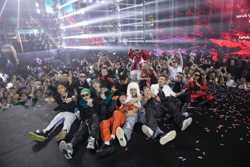 Live Concert 11 năm của SpaceSpeakers: Đỉnh cao hình ảnh - âm thanh, Soobin và Binz gây náo loạn  - Ảnh 2.