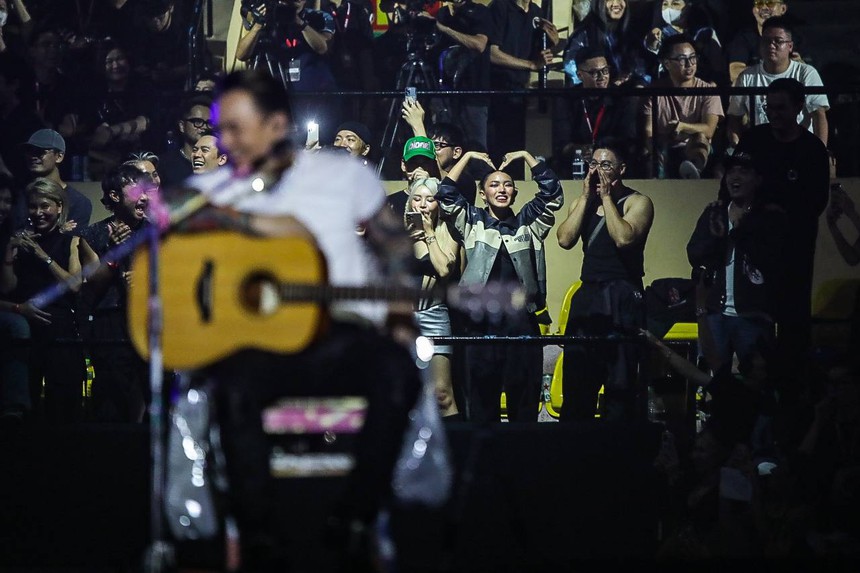 Binz - Châu Bùi và 'chiếc thuyền' không cần đẩy: Trước lộ toàn hint chất lượng, nay hát tình ca công khai ngay sự kiện - Ảnh 5.