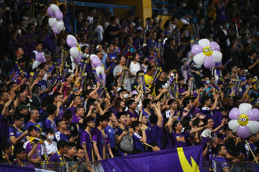 Hoa hậu Đỗ Mỹ Linh tươi như hoa bên chủ tịch Đỗ Vinh Quang trong ngày Hà Nội FC vô địch - Ảnh 2.