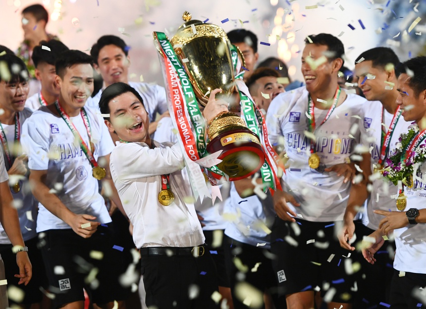 Hoa hậu Đỗ Mỹ Linh tươi như hoa bên chủ tịch Đỗ Vinh Quang trong ngày Hà Nội FC vô địch - Ảnh 3.