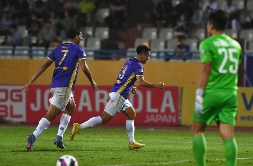 Hoa hậu Đỗ Mỹ Linh tươi như hoa bên chủ tịch Đỗ Vinh Quang trong ngày Hà Nội FC vô địch - Ảnh 1.