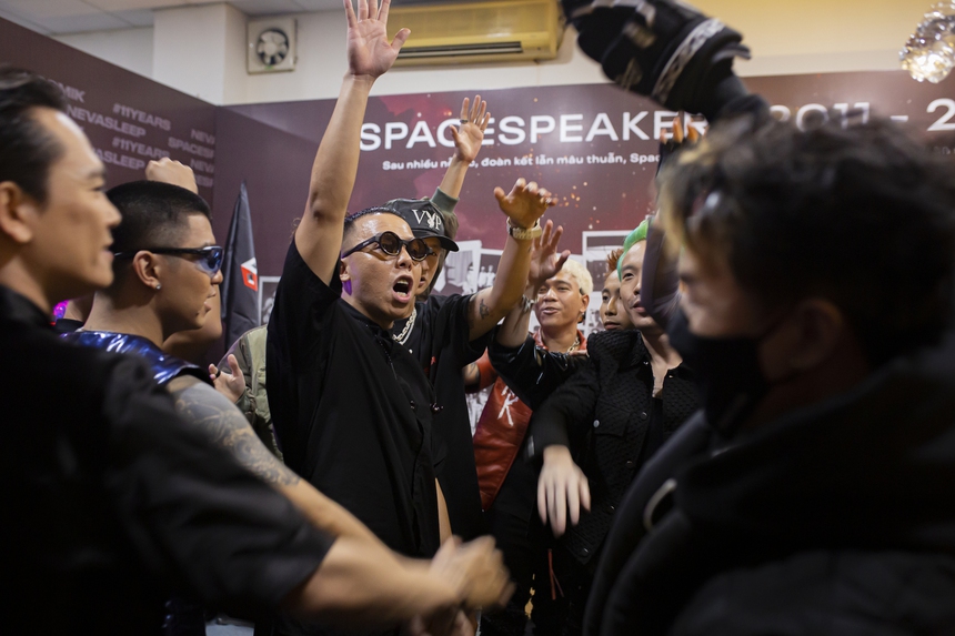 Phỏng vấn Hoàng Touliver và các thành viên SpaceSpeakers: "10 tháng tôi chỉ gặp vợ lúc đi ngủ" - Ảnh 1. Phỏng vấn Hoàng Touliver và các thành viên SpaceSpeakers: "10 tháng tôi chỉ gặp vợ lúc đi ngủ" - Ảnh 1.