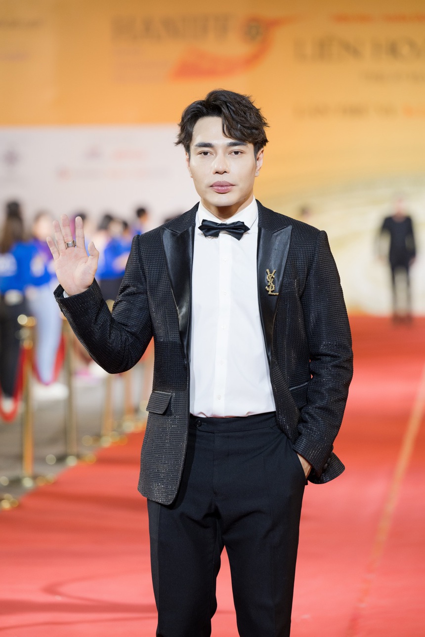 Dàn nghệ sĩ trên thảm đỏ LHP Quốc tế Hà Nội - Ảnh 10. Dàn nghệ sĩ trên thảm đỏ LHP Quốc tế Hà Nội - Ảnh 10.