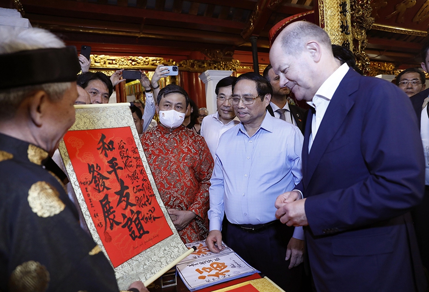 Thủ tướng Phạm Minh Chính và Thủ tướng CHLB Đức Olaf Scholz thăm phố cổ Hà Nội - Ảnh 3.