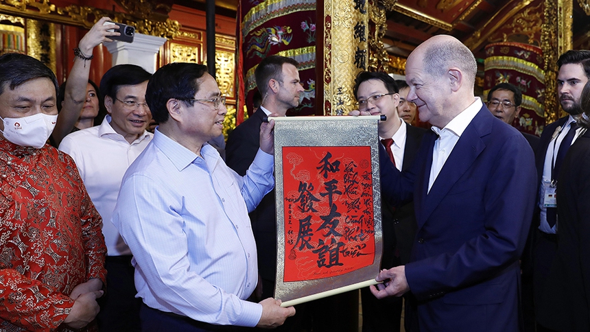 Thủ tướng Phạm Minh Chính và Thủ tướng CHLB Đức Olaf Scholz thăm phố cổ Hà Nội - Ảnh 4.