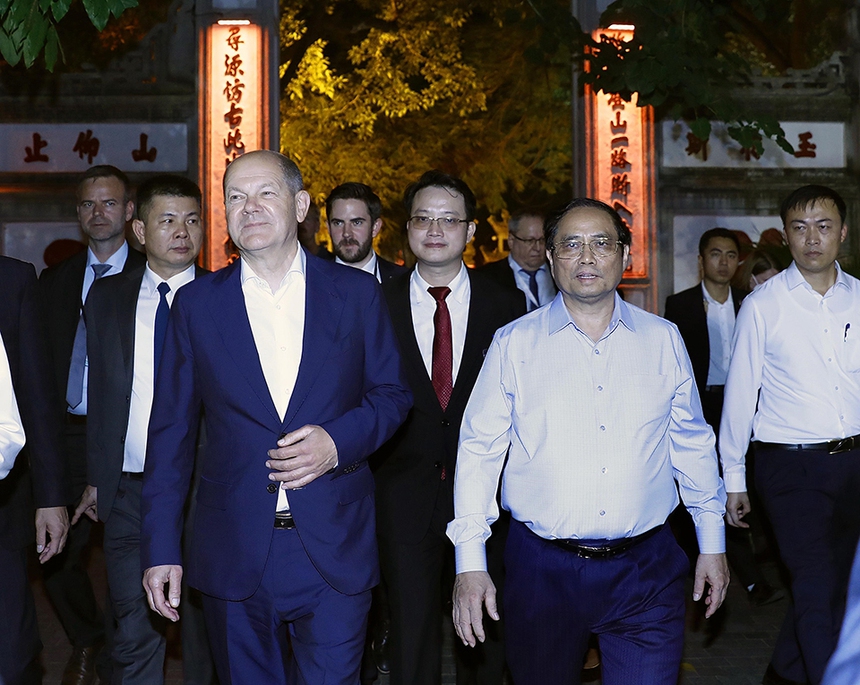 Thủ tướng Phạm Minh Chính và Thủ tướng CHLB Đức Olaf Scholz thăm phố cổ Hà Nội - Ảnh 1.