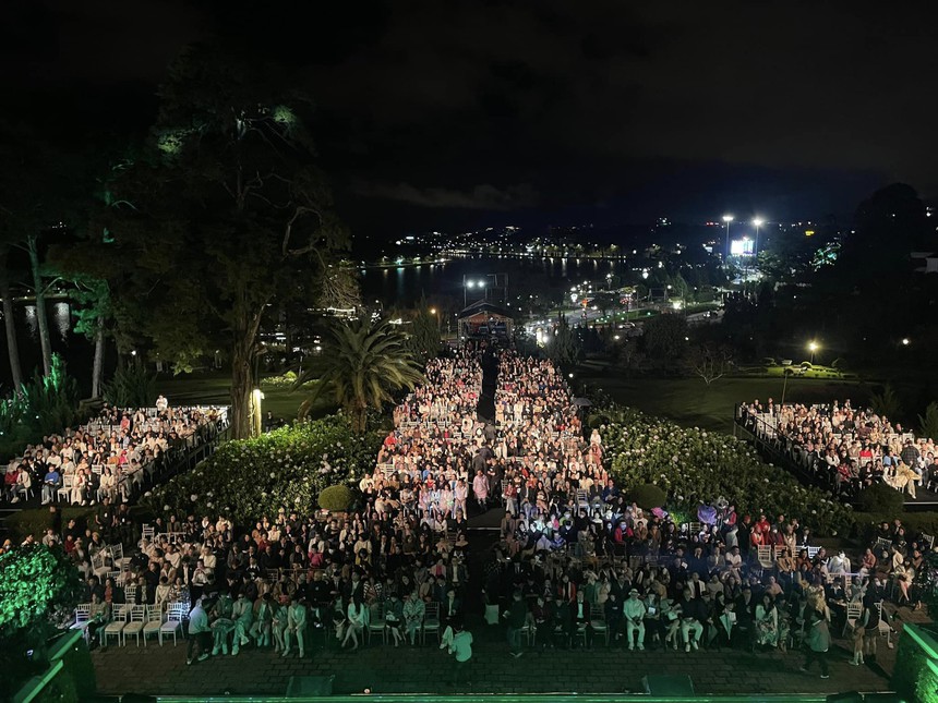 Khung cảnh Đà Lạt mộng mơ tại đêm Liveshow 'Love Songs' - Ảnh 3. Khung cảnh Đà Lạt mộng mơ tại đêm Liveshow 'Love Songs' - Ảnh 3.