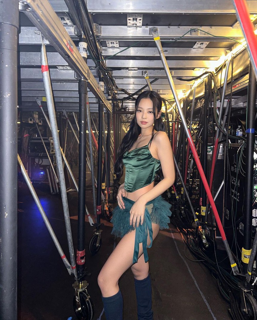 Jennie Blackpink bốc lửa trong trang phục thiếu vải tại concert ở Canada - Ảnh 3.