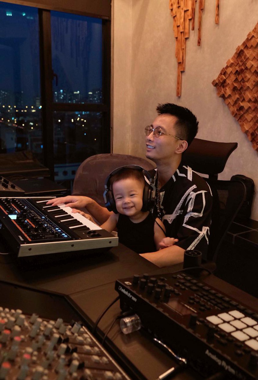 Chuyện tình của Rhymastic: Lấy vợ làm cảm hứng tạo hit, tôn làm nữ thần và được phong danh trưởng FC - Ảnh 8.