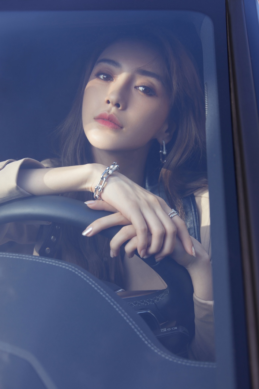 Ảnh mới đẹp hút hồn, Angelababy lại gây sốt với nhan sắc thật sau hậu trường - Ảnh 7.