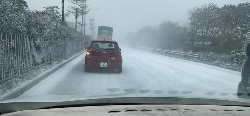 Một đoạn quốc lộ ở Hà Nội bị phủ bột như tuyết trắng; Người phụ nữ nguy kịch sau khi uống thuốc tránh thai suốt 4 năm - Ảnh 2. Một đoạn quốc lộ ở Hà Nội bị phủ bột như tuyết trắng; Người phụ nữ nguy kịch sau khi uống thuốc tránh thai suốt 4 năm - Ảnh 2.