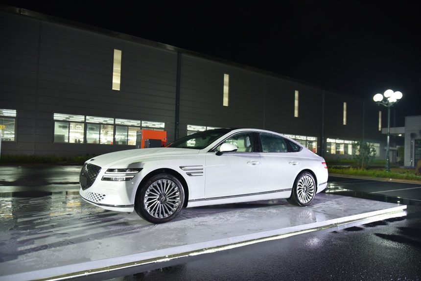 Bộ 3 Genesis độc đáo về Việt Nam: Có xe điện và limousine sang xịn cạnh tranh Maybach - Ảnh 3.