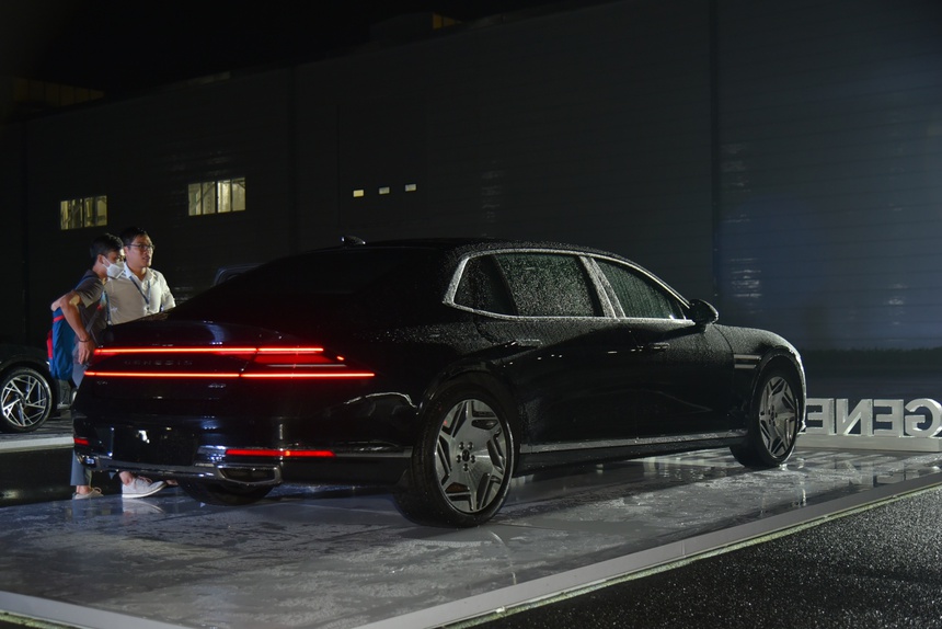 Bộ 3 Genesis độc đáo về Việt Nam: Có xe điện và limousine sang xịn cạnh tranh Maybach - Ảnh 15.