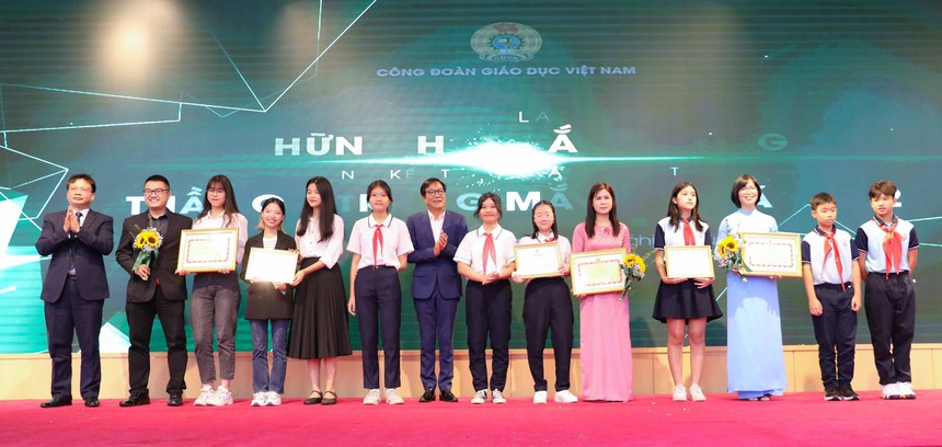 30 tác phẩm xuất sắc đoạt giải cuộc thi 'Thầy cô trong mắt em' năm 2022 - Ảnh 4. 30 tác phẩm xuất sắc đoạt giải cuộc thi 'Thầy cô trong mắt em' năm 2022 - Ảnh 4.