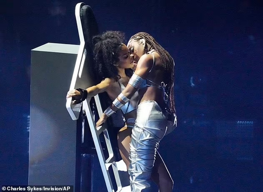 Nhìn từ concert Kosmik, sân khấu âm nhạc thế giới cũng chứng kiến nhiều màn trình diễn gây phản cảm - Ảnh 9.