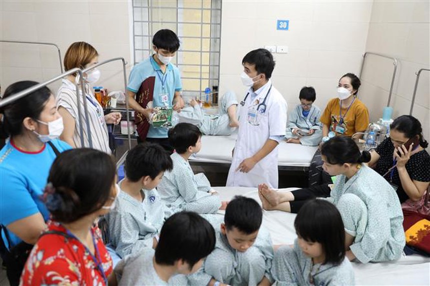Số mắc sốt xuất huyết tiếp tục tăng, nhiều bệnh nhân chuyển nặng - Ảnh 2.