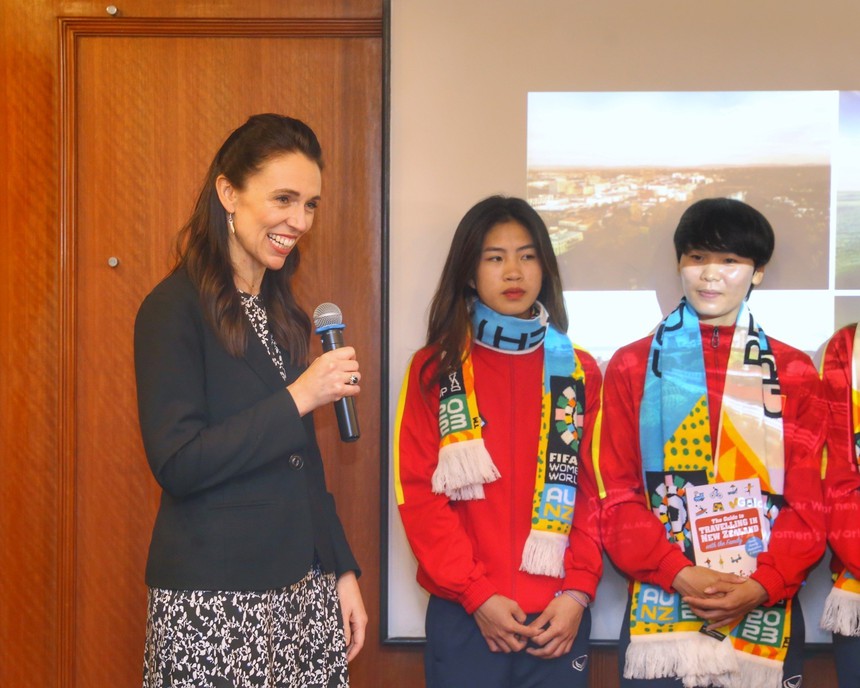 Thủ tướng New  Zealand gặp và giao lưu cùng đội tuyển nữ Việt Nam - Ảnh 1.