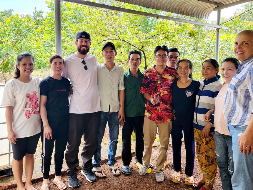 17 năm sau khi được vợ chồng người Mỹ nhận nuôi, cậu bé Việt có khối u ở mặt được 'tái sinh' với hình hài khỏe mạnh, hội ngộ cha mẹ ruột sau nhiều năm thất lạc - Ảnh 4.