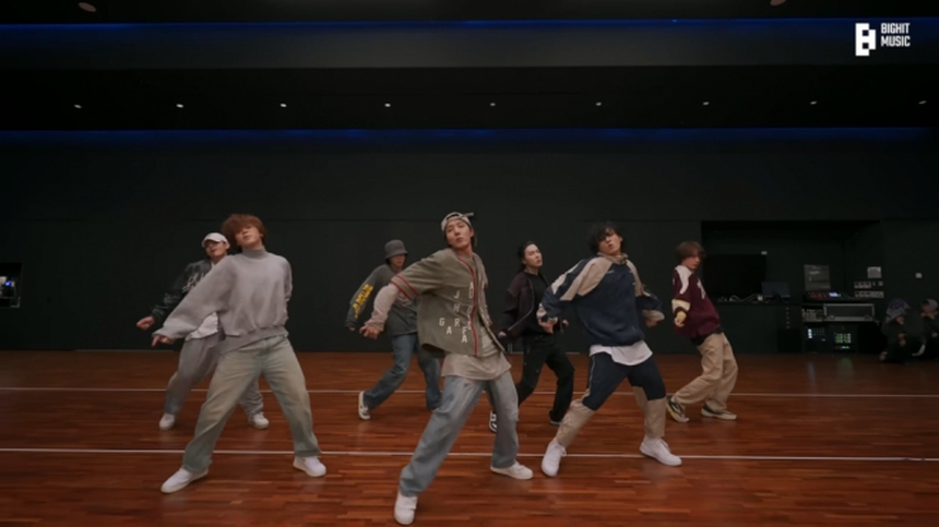 Đàn em BTS nhận lời khen khi tham gia thử thách 'Run BTS' - Ảnh 1. Đàn em BTS nhận lời khen khi tham gia thử thách 'Run BTS' - Ảnh 1.