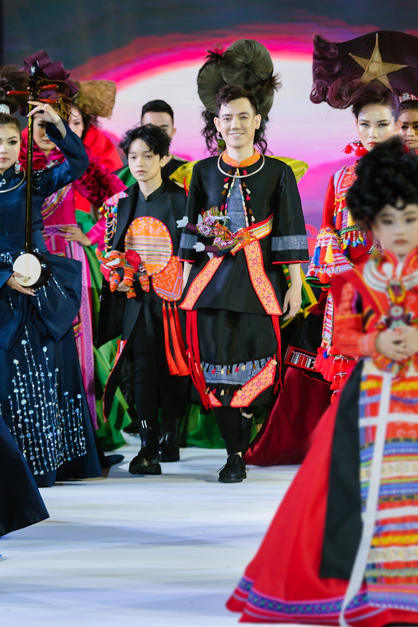 NTK Đắc Ngọc mang thổ cẩm Việt đến Bangkok Kids International Fashion Week 2022 - Ảnh 1.