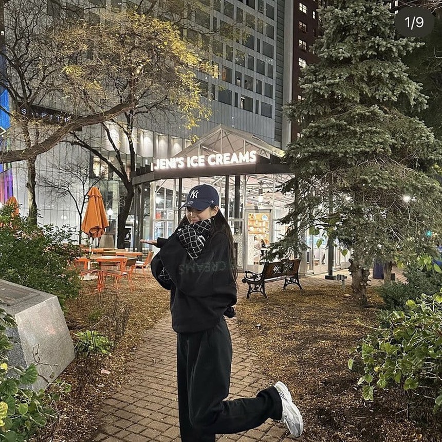 Ngắm sưu tập trang phục mùa đông sành điệu của Jennie Blackpink - Ảnh 2. Ngắm sưu tập trang phục mùa đông sành điệu của Jennie Blackpink - Ảnh 2.