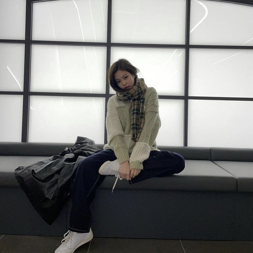 Ngắm sưu tập trang phục mùa đông sành điệu của Jennie Blackpink - Ảnh 4. Ngắm sưu tập trang phục mùa đông sành điệu của Jennie Blackpink - Ảnh 4.